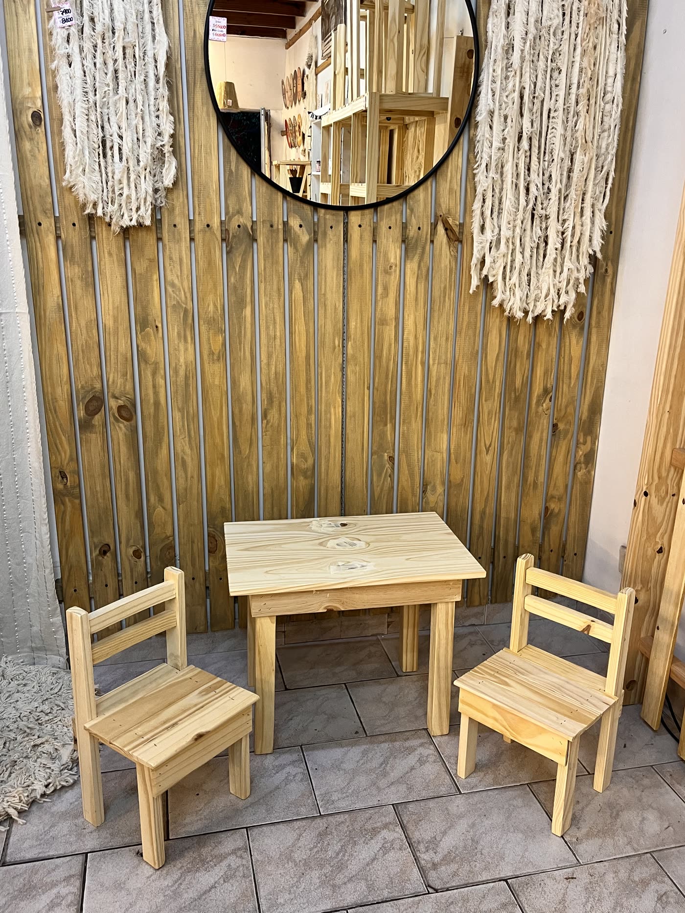 Juego mesa + 2 sillas niños