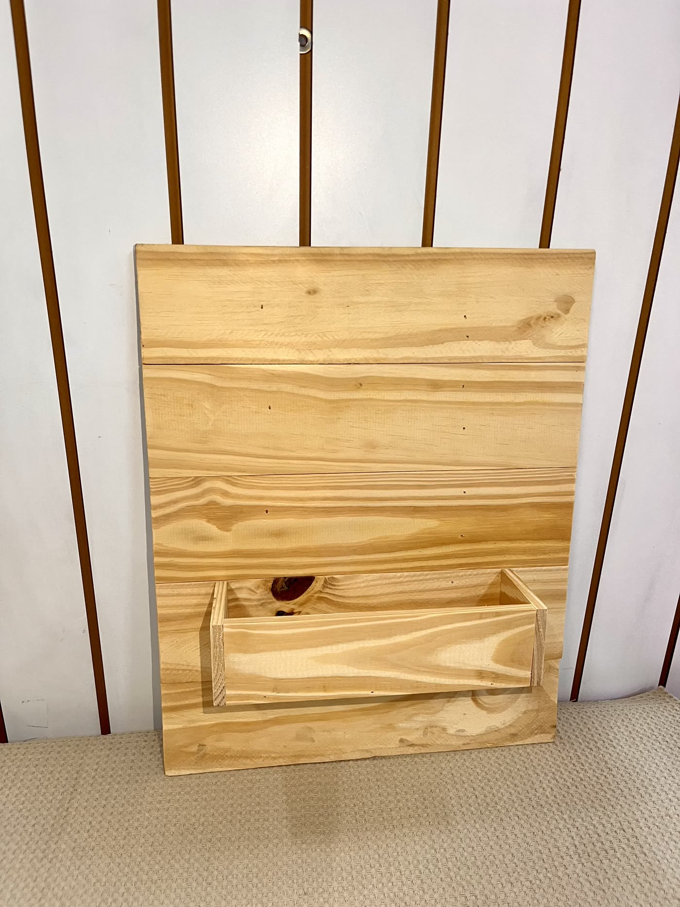 Cuadro de pino con cajón